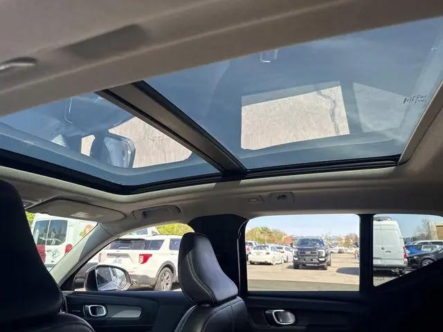 2023 Volvo XC40 B5 Ultimate Dark Theme