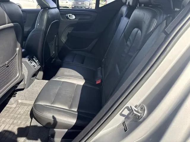 2023 Volvo XC40 B5 Ultimate Dark Theme