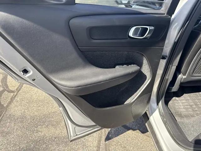 2023 Volvo XC40 B5 Ultimate Dark Theme