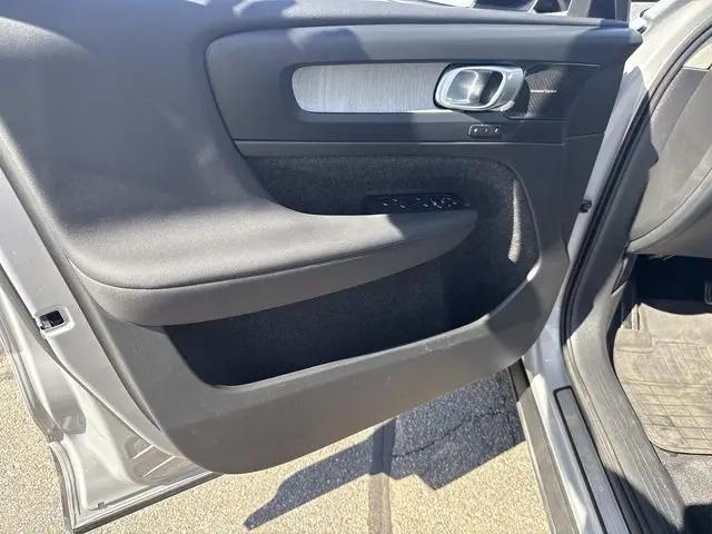 2023 Volvo XC40 B5 Ultimate Dark Theme