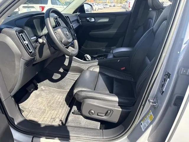 2023 Volvo XC40 B5 Ultimate Dark Theme