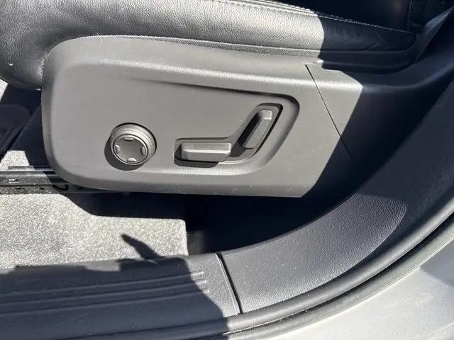 2023 Volvo XC40 B5 Ultimate Dark Theme