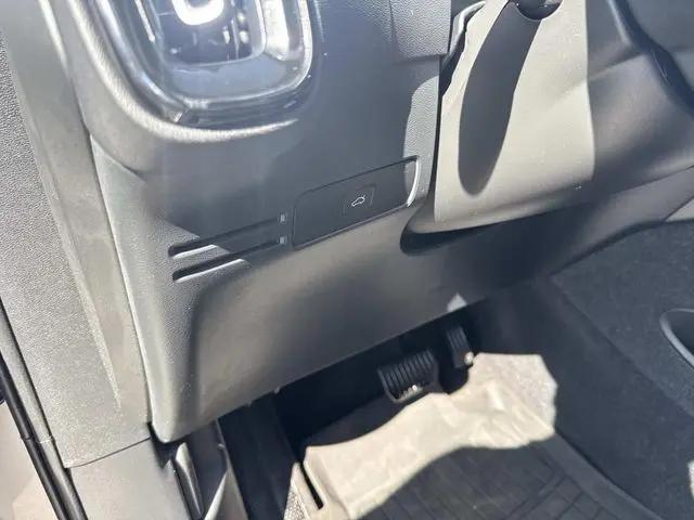 2023 Volvo XC40 B5 Ultimate Dark Theme