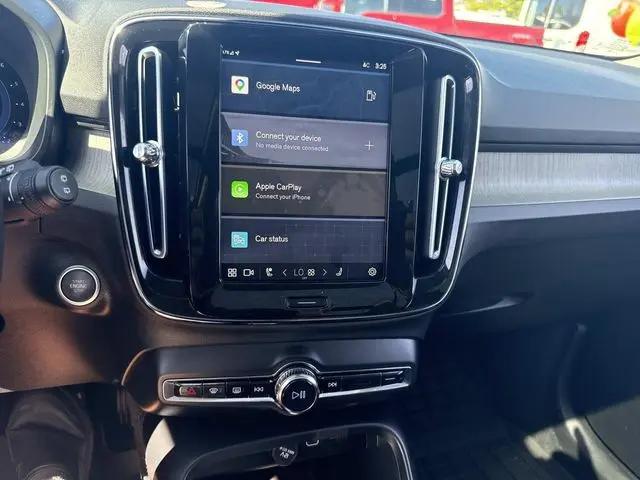2023 Volvo XC40 B5 Ultimate Dark Theme