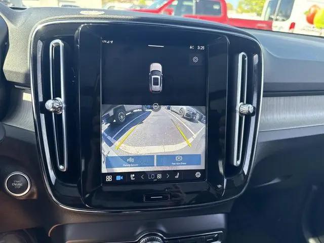 2023 Volvo XC40 B5 Ultimate Dark Theme