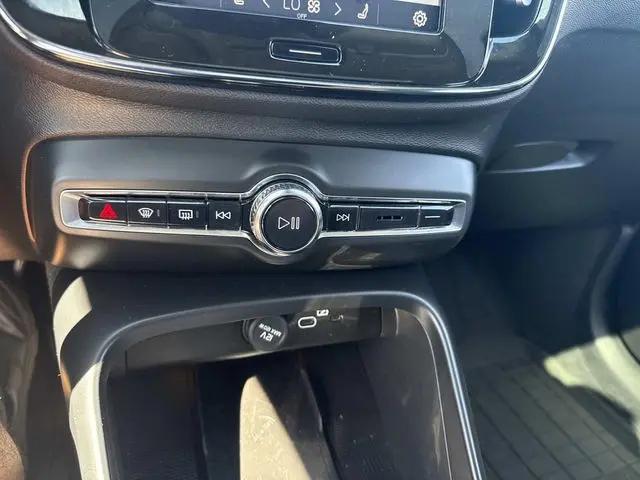 2023 Volvo XC40 B5 Ultimate Dark Theme