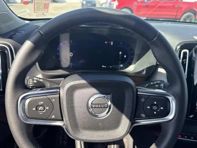 2023 Volvo XC40 B5 Ultimate Dark Theme