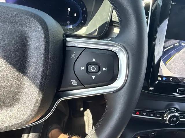 2023 Volvo XC40 B5 Ultimate Dark Theme