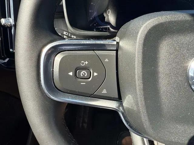 2023 Volvo XC40 B5 Ultimate Dark Theme