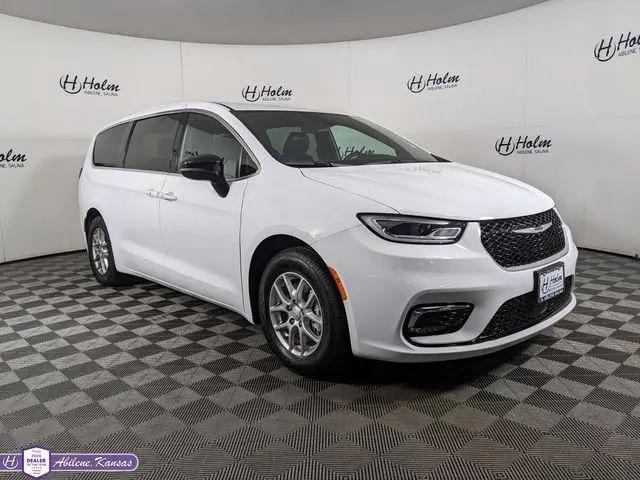 2025 Chrysler Pacifica Select for sale in Abilene, KS