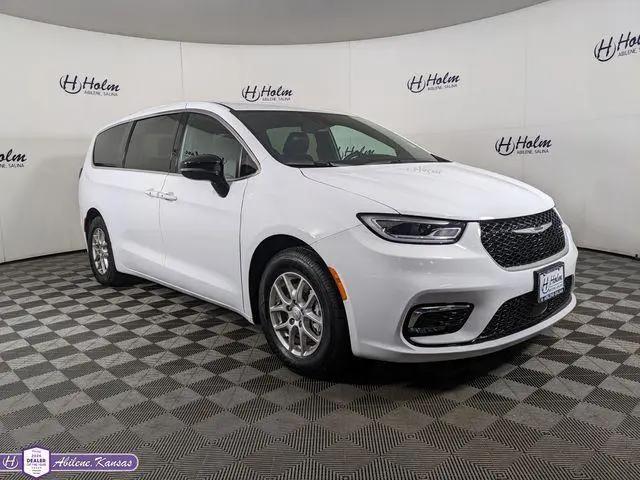 2025 Chrysler Pacifica Select for sale in Abilene, KS