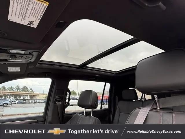 2023 Chevrolet Suburban 4WD RST