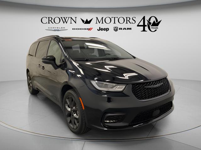 2023 Chrysler Pacifica Touring L AWD for sale in Holland, MI