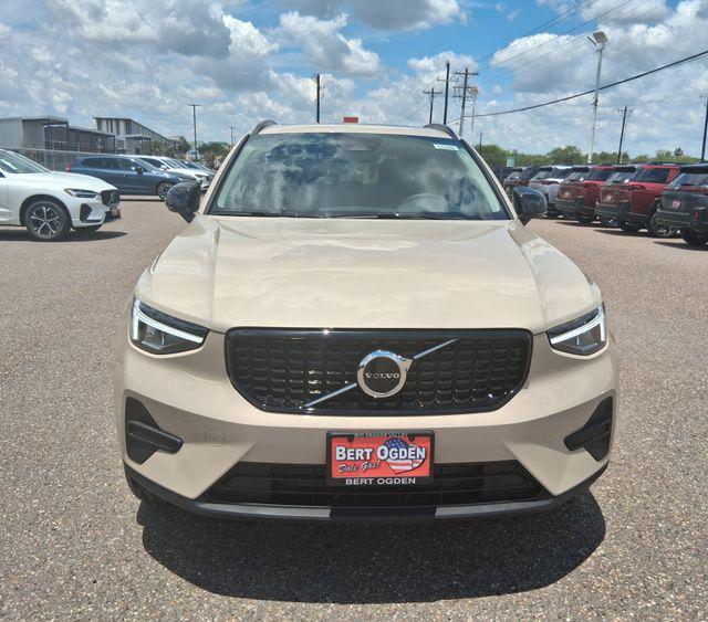 2026 Volvo XC40 Core, B5 AWD Gas (mild hybrid), Dark