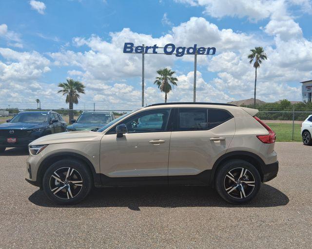 2026 Volvo XC40 Core, B5 AWD Gas (mild hybrid), Dark