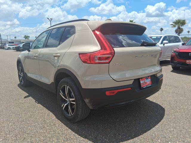 2026 Volvo XC40 Core, B5 AWD Gas (mild hybrid), Dark