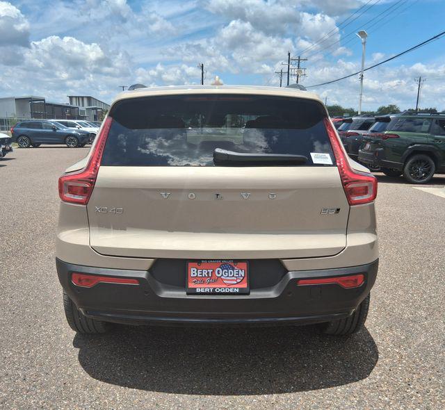 2026 Volvo XC40 Core, B5 AWD Gas (mild hybrid), Dark