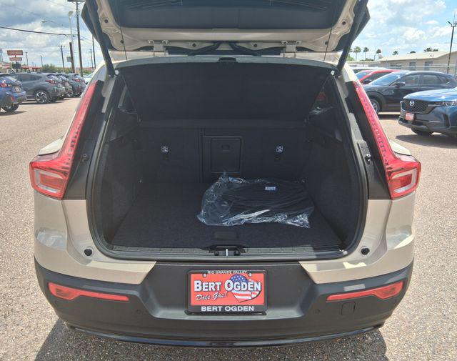 2026 Volvo XC40 Core, B5 AWD Gas (mild hybrid), Dark