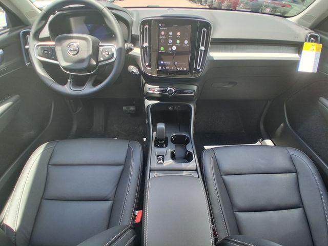 2026 Volvo XC40 Core, B5 AWD Gas (mild hybrid), Dark