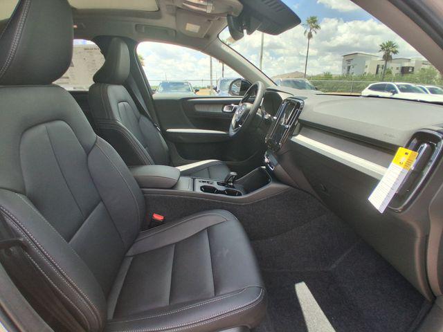 2026 Volvo XC40 Core, B5 AWD Gas (mild hybrid), Dark
