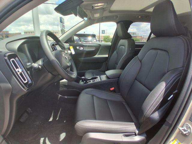 2026 Volvo XC40 Core, B5 AWD Gas (mild hybrid), Dark
