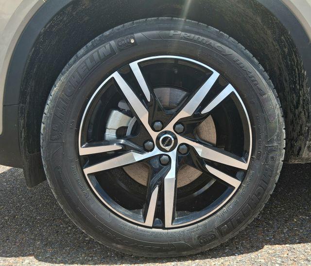 2026 Volvo XC40 Core, B5 AWD Gas (mild hybrid), Dark