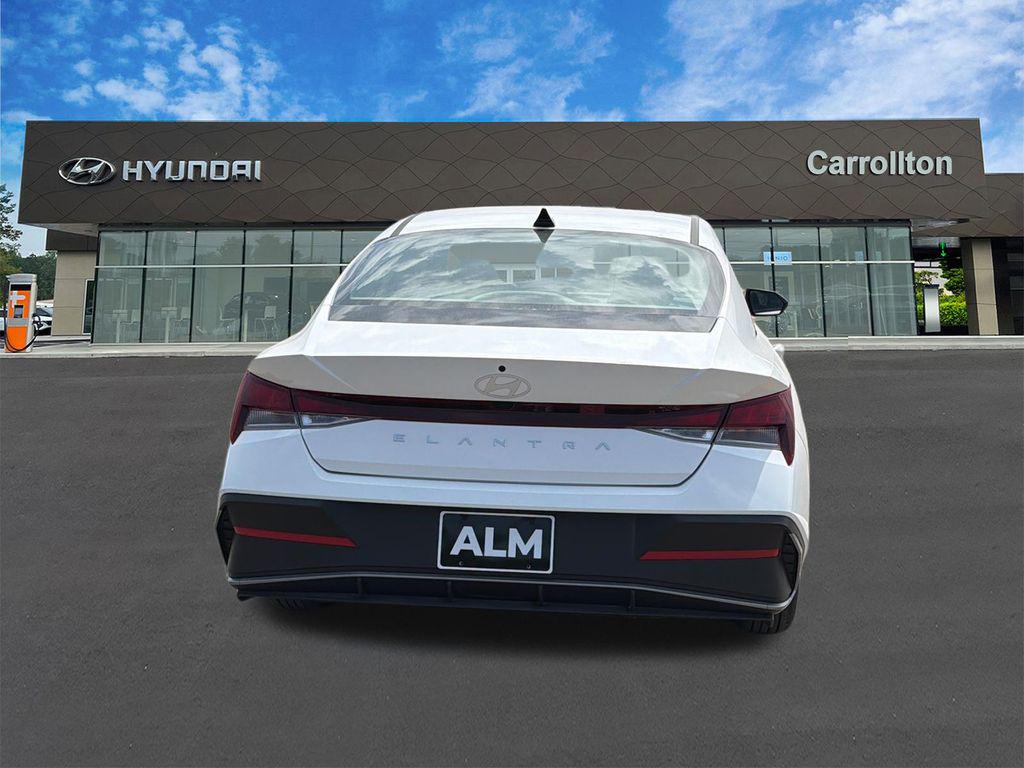 New 2026 White Pearl HYUNDAI SE image 7