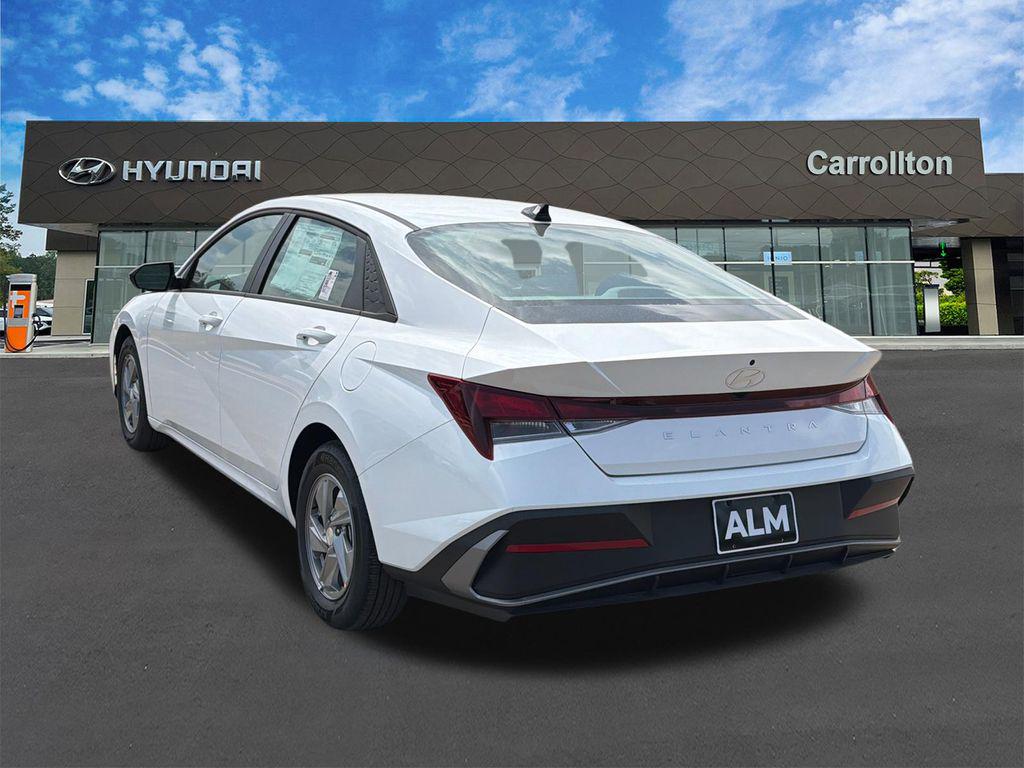 New 2026 White Pearl HYUNDAI SE image 8