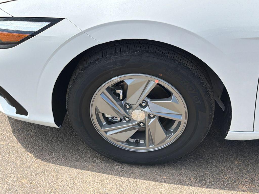New 2026 White Pearl HYUNDAI SE image 12