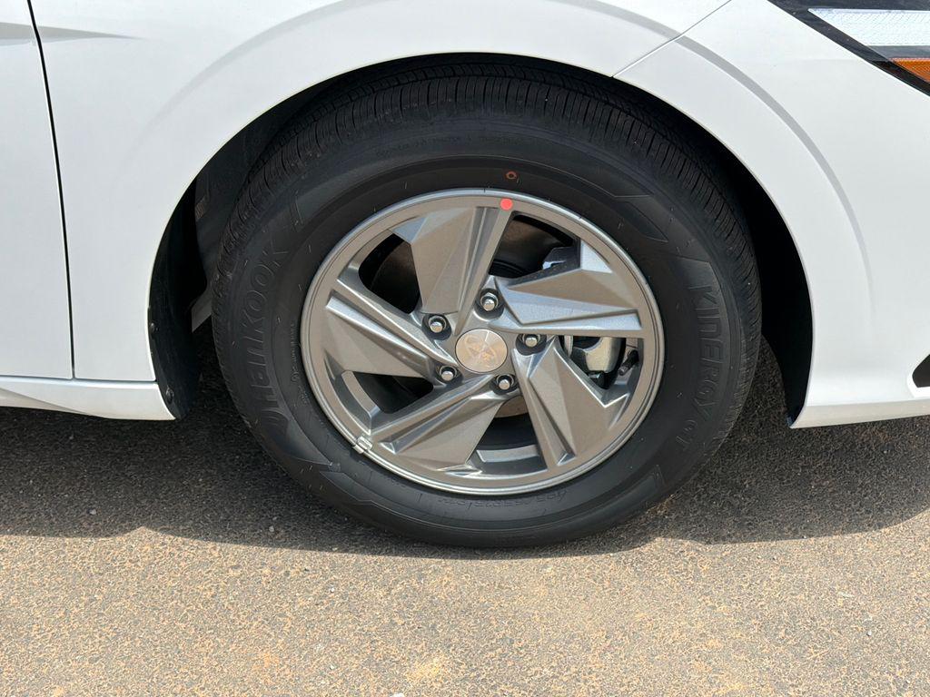 New 2026 White Pearl HYUNDAI SE image 13