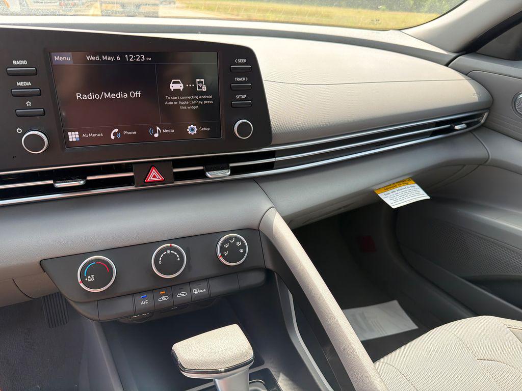 New 2026 White Pearl HYUNDAI SE image 28