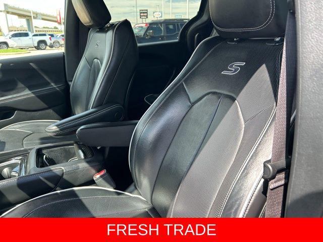 2024 Chrysler Pacifica Hybrid Premium S Appearance Pkg