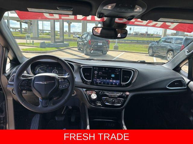 2024 Chrysler Pacifica Hybrid Premium S Appearance Pkg