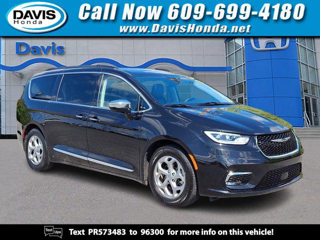 2023 Chrysler Pacifica Limited's photo