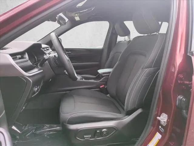 2024 Jeep Grand Cherokee L Laredo 4x2