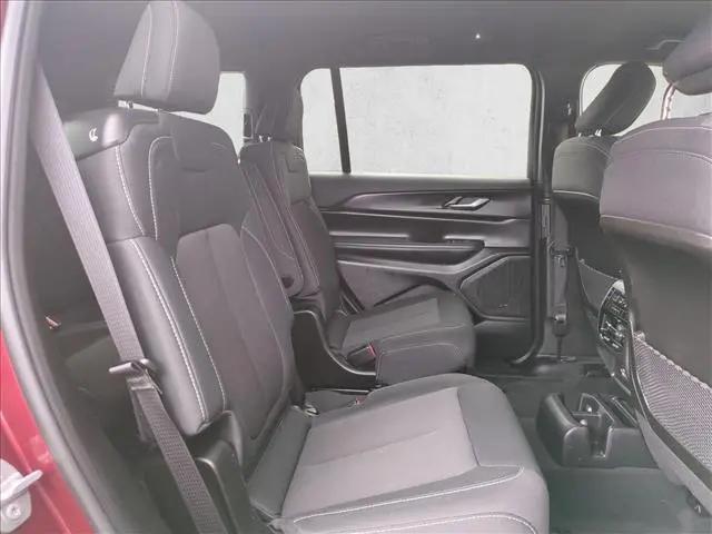 2024 Jeep Grand Cherokee L Laredo 4x2