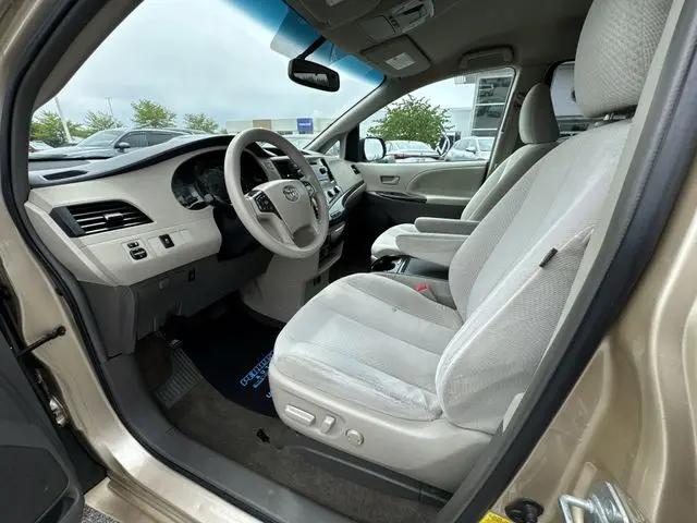 2012 Toyota Sienna LE V6 8 Passenger