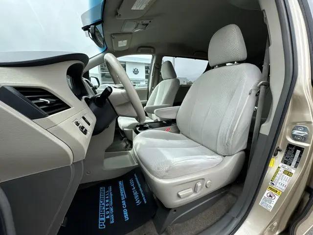 2012 Toyota Sienna LE V6 8 Passenger