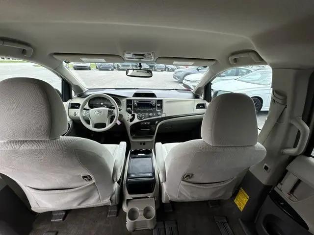 2012 Toyota Sienna LE V6 8 Passenger