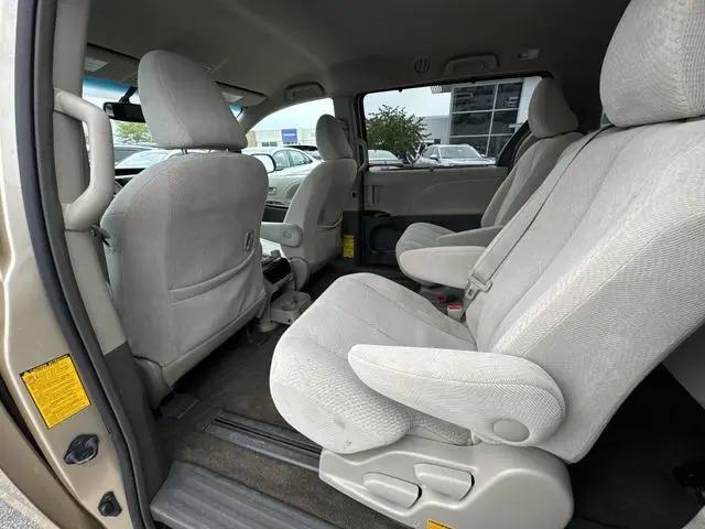 2012 Toyota Sienna LE V6 8 Passenger