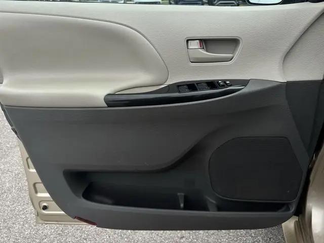 2012 Toyota Sienna LE V6 8 Passenger