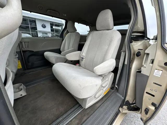 2012 Toyota Sienna LE V6 8 Passenger