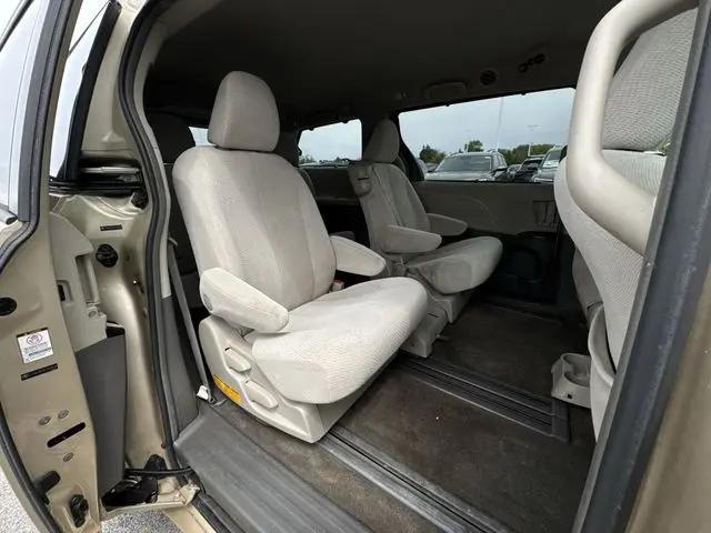 2012 Toyota Sienna LE V6 8 Passenger