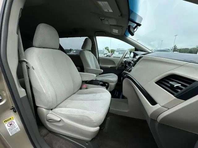 2012 Toyota Sienna LE V6 8 Passenger