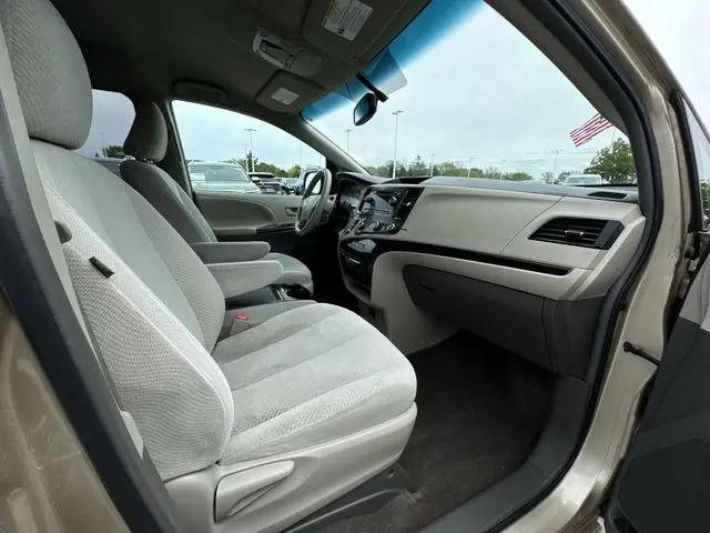 2012 Toyota Sienna LE V6 8 Passenger