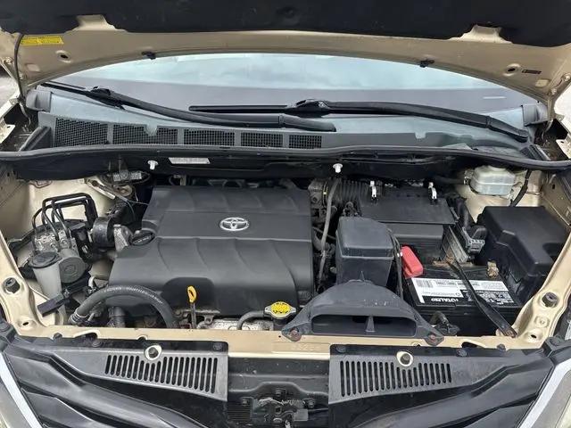2012 Toyota Sienna LE V6 8 Passenger