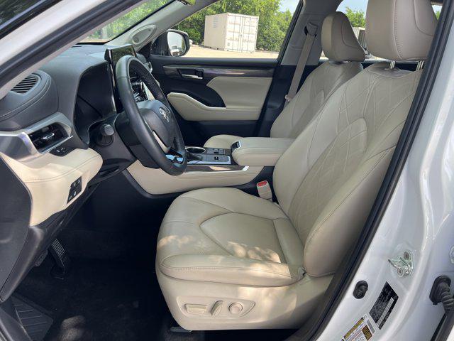 2023 Toyota Highlander Hybrid Platinum