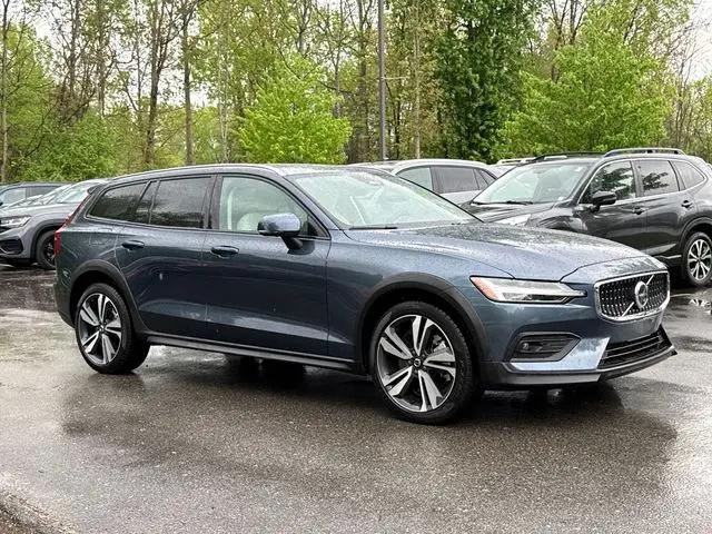 2025 Volvo V60 Cross Country Plus, B5 AWD Gas (mild hybrid)