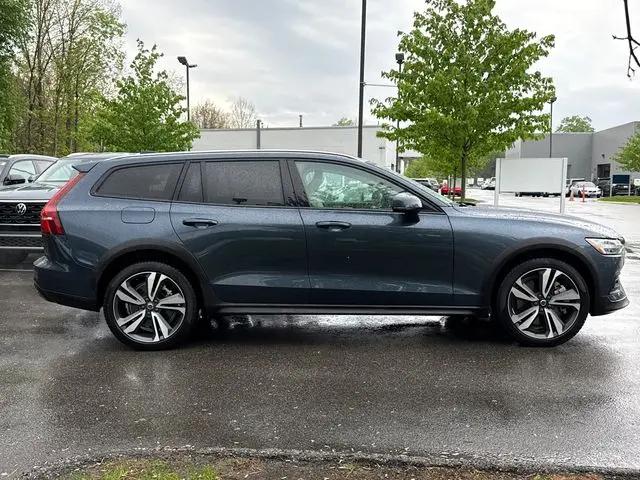 2025 Volvo V60 Cross Country Plus, B5 AWD Gas (mild hybrid)