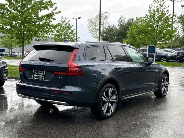 2025 Volvo V60 Cross Country Plus, B5 AWD Gas (mild hybrid)